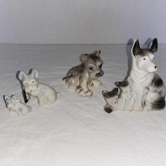 Lot of 4 vintage small bone China dogs Collectables - Picture 1 of 4